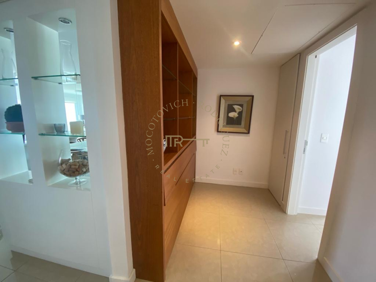 Apartamento ID.33 - Aquarela. Alquiler temporal. 2 dormitorios y dependencia de servicio.  Punta del Este.
