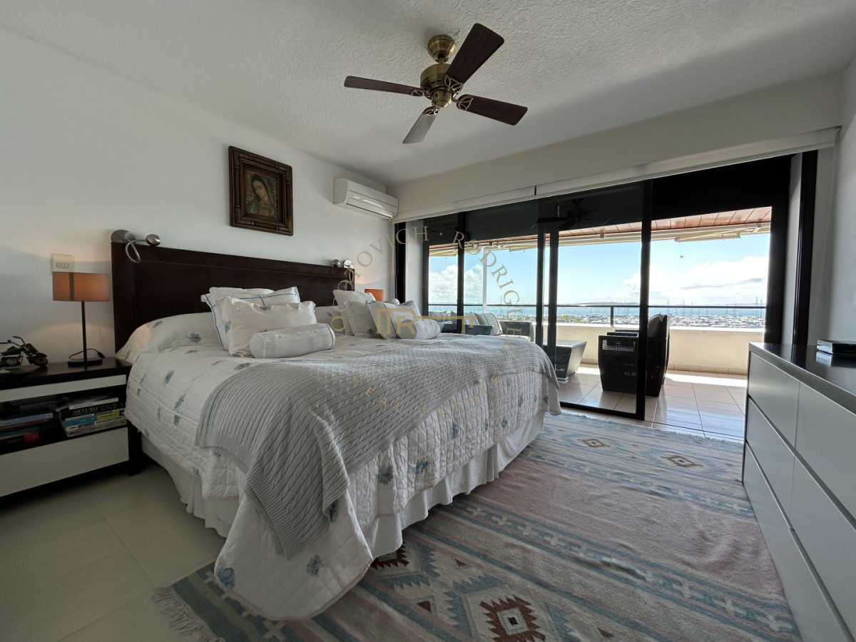 Apartamento ID.4234 - Apartamento en venta de 3 dormitorios mas dep. frente al puerto de Punta del Este.