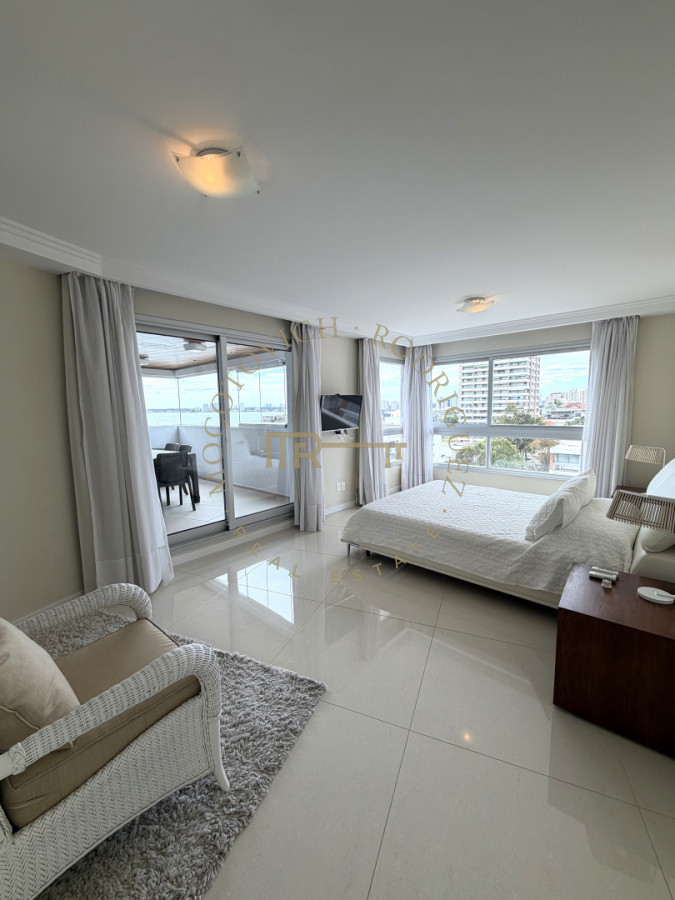 Apartamento ID.4243 - Apartamento de 4 dormitorios más dep. de servicio con vista al puerto de Punta del Este 
