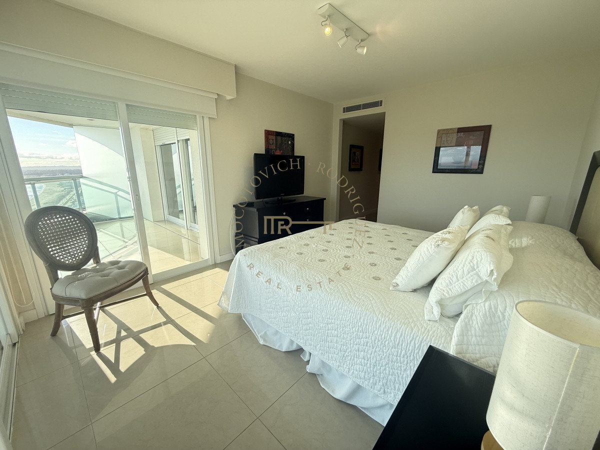 Apartamento ID.28 - Aquarela apartamento 2 dormitorios y dependencia. Alquiler Temporal. Piscina vista -Punta del Este