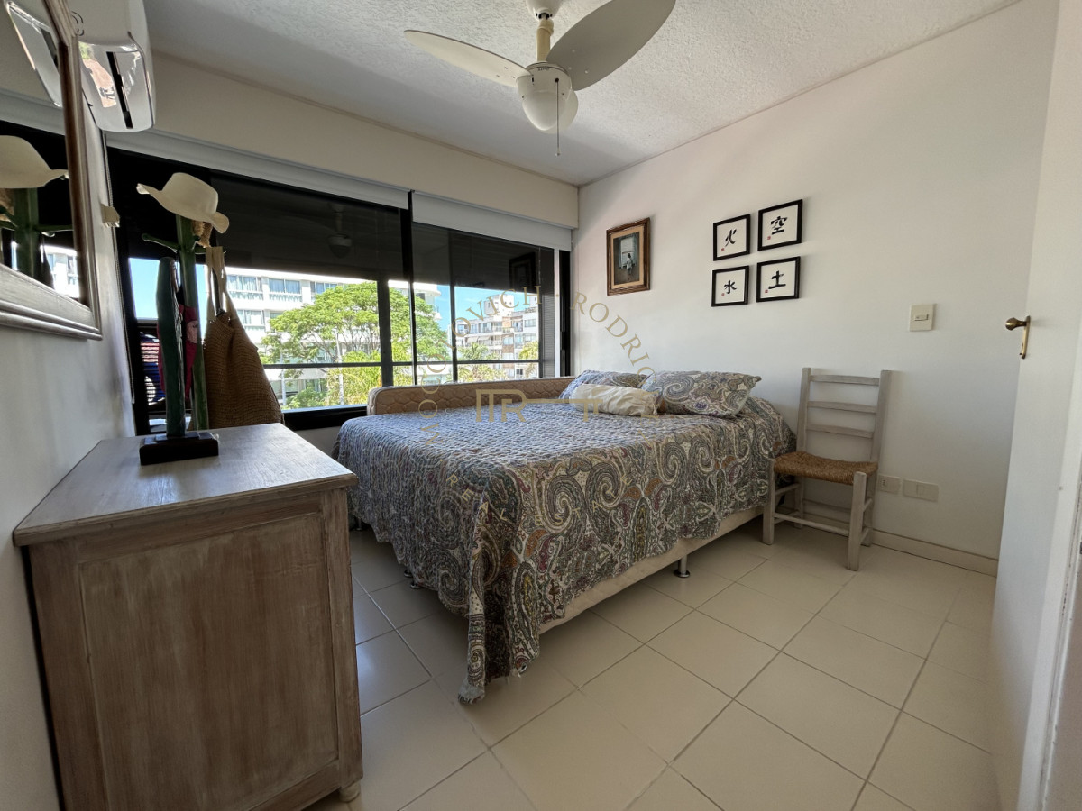 Apartamento ID.4234 - Apartamento en venta de 3 dormitorios mas dep. frente al puerto de Punta del Este.