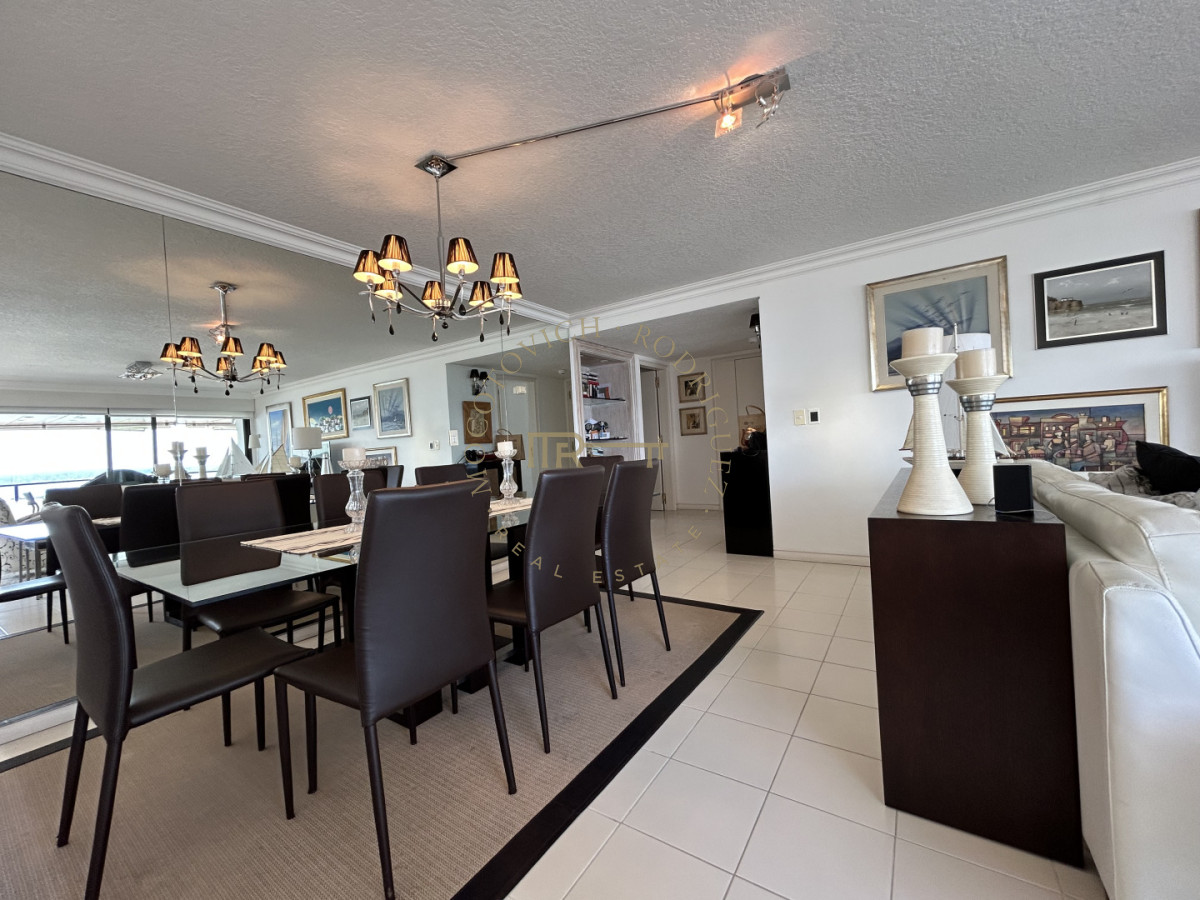 Apartamento ID.4234 - Apartamento en venta de 3 dormitorios mas dep. frente al puerto de Punta del Este.