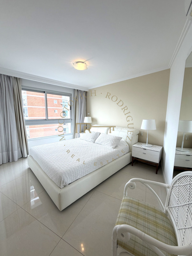 Apartamento ID.4243 - Apartamento de 4 dormitorios más dep. de servicio con vista al puerto de Punta del Este 