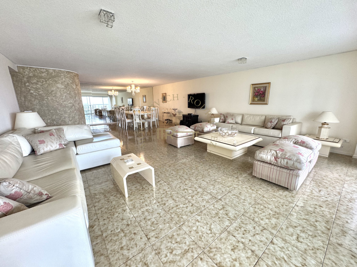 Apartamento ID.3229 - Apartamento de 4 dormitorios en alquiler con piscina, servicio de playa y mucama a diario. Punta del Este. 