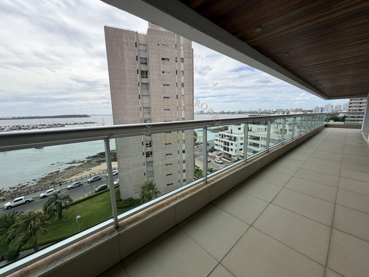 Apartamento ID.4243 - Apartamento de 4 dormitorios más dep. de servicio con vista al puerto de Punta del Este 
