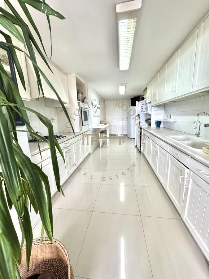Apartamento ID.4059 - Alquiler tres dormitorios y dep de servicio. Frente al mar con vista.