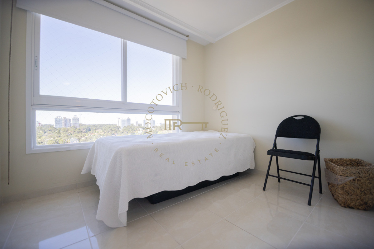 Apartamento ID.3937 - Le Jardin apartamento en venta de 4 suites más servicio. Piso alto vista . Punta del Este