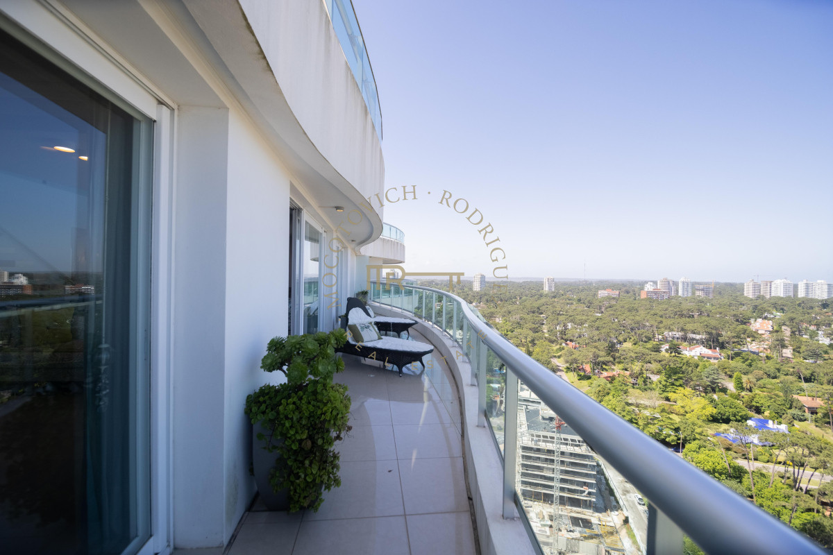 Apartamento ID.3032 - Torre Aquarela exclusivo apartamento en venta 4 dormitorios y dep. de servicio.