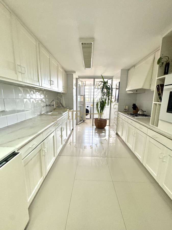 Apartamento ID.4059 - Alquiler tres dormitorios y dep de servicio. Frente al mar con vista.