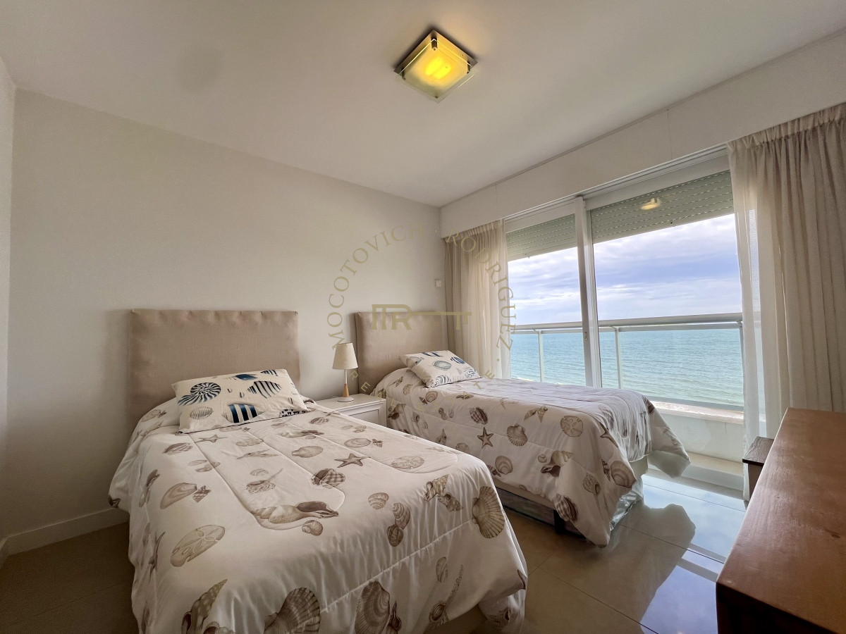 Apartamento ID.2794 - Alquiler de invierno en torre Aquarela. 3 dormitorios en suite y vista al mar. 