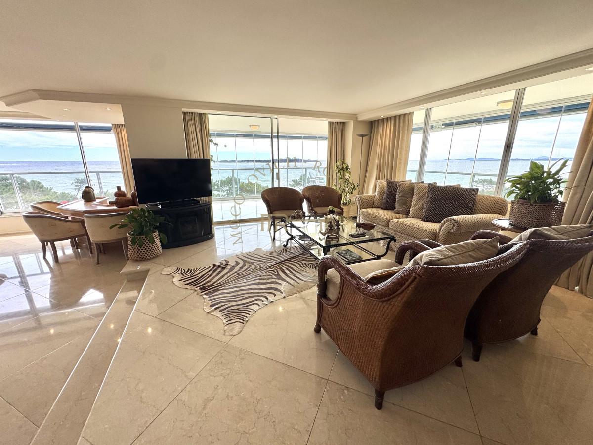 Apartamento ID.4059 - Alquiler tres dormitorios y dep de servicio. Frente al mar con vista.