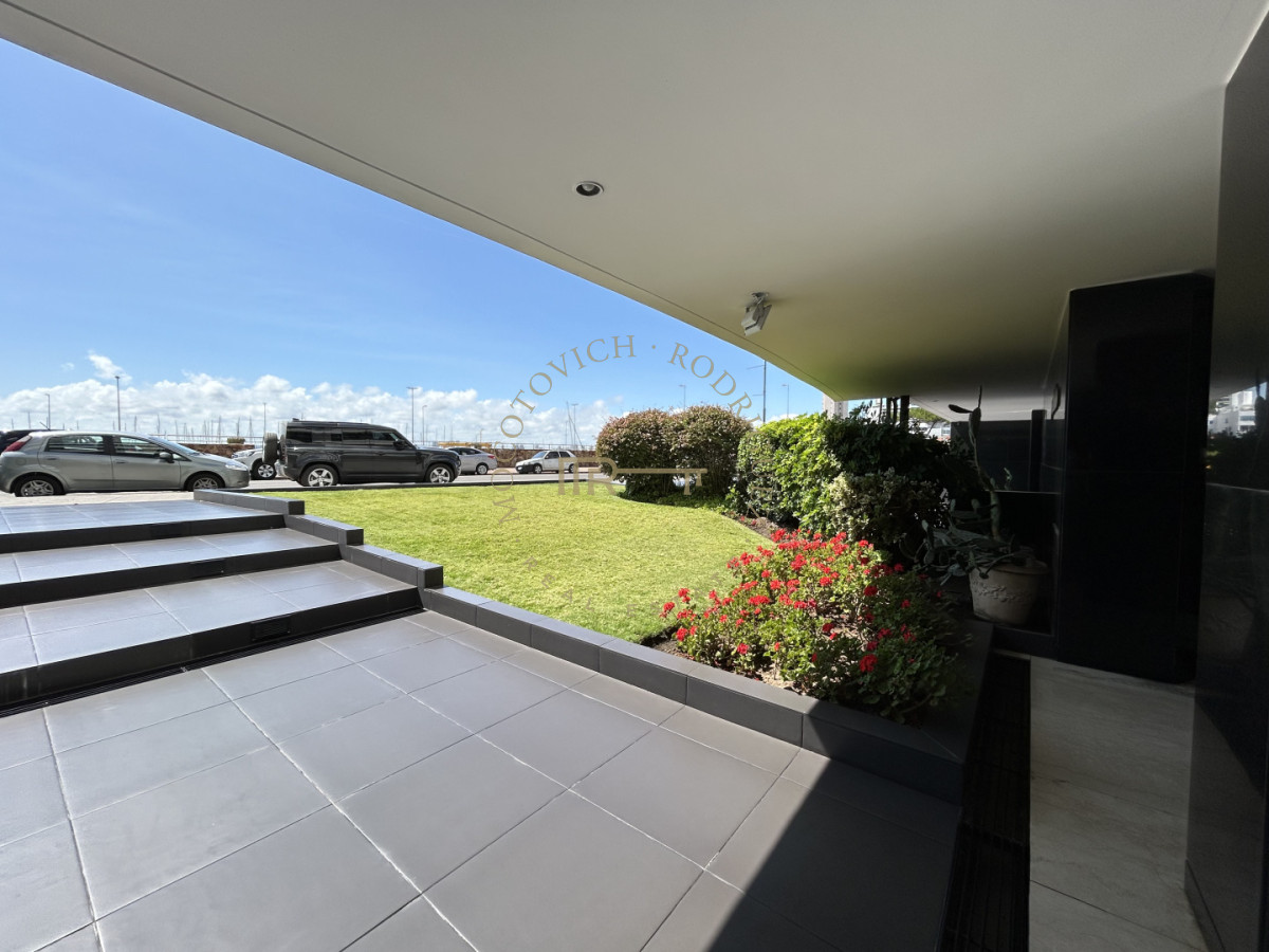 Apartamento ID.4234 - Apartamento en venta de 3 dormitorios mas dep. frente al puerto de Punta del Este.