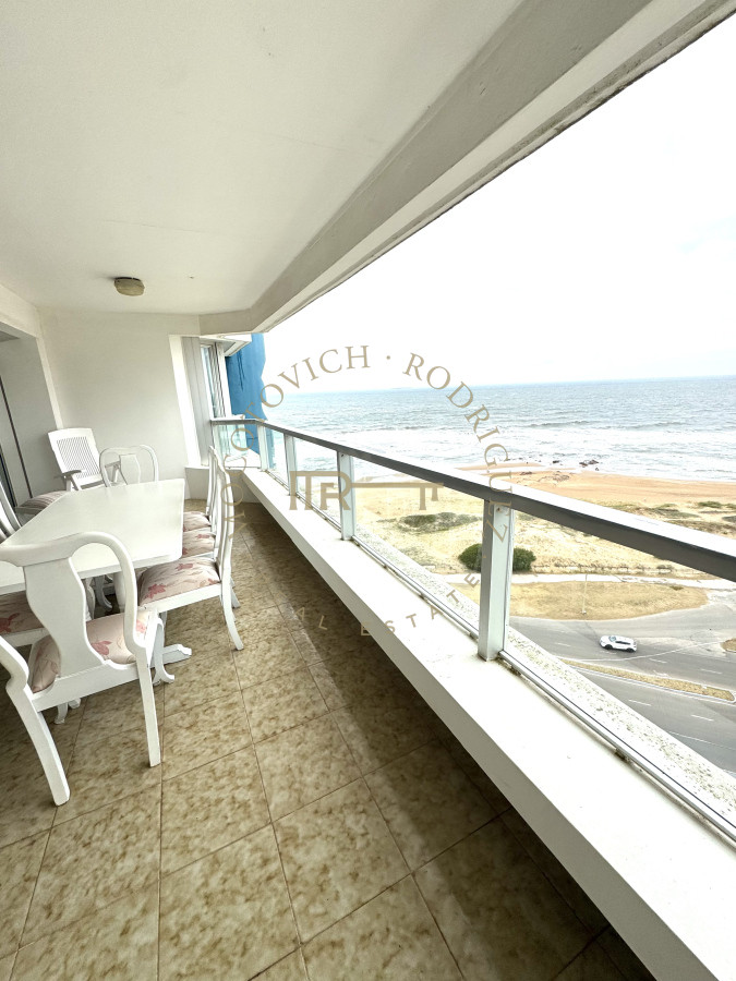 Apartamento ID.3229 - Apartamento de 4 dormitorios en alquiler con piscina, servicio de playa y mucama a diario. Punta del Este. 