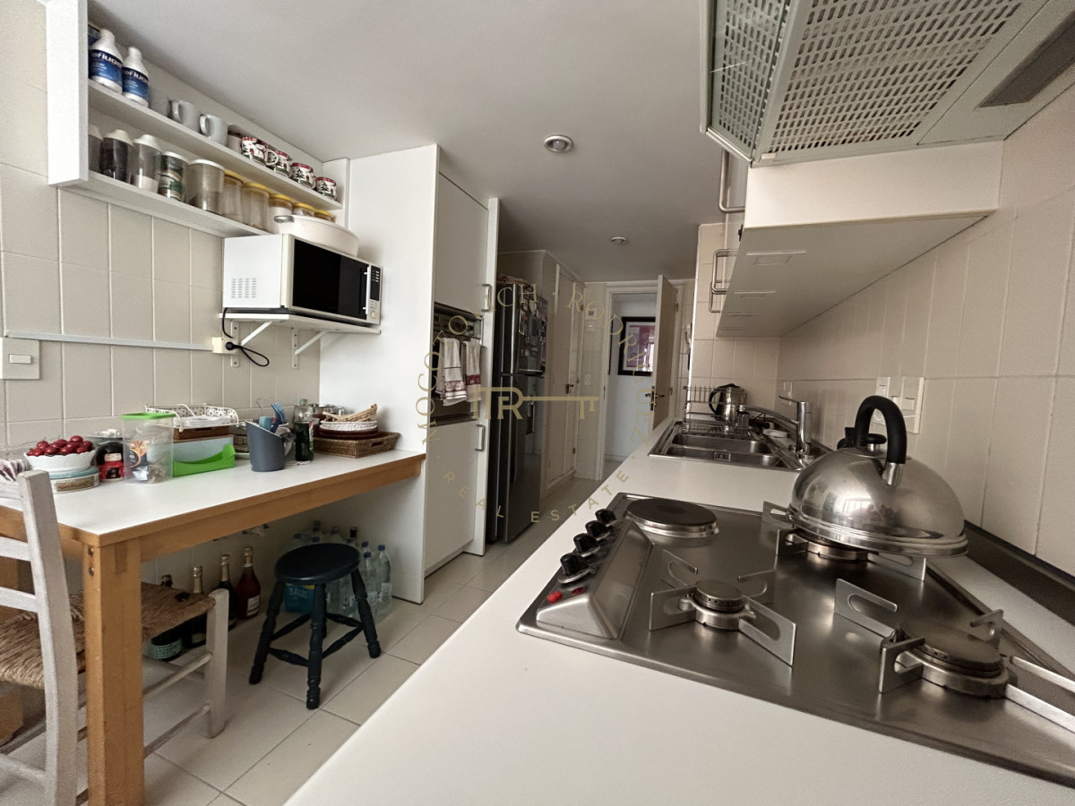 Apartamento ID.4234 - Apartamento en venta de 3 dormitorios mas dep. frente al puerto de Punta del Este.