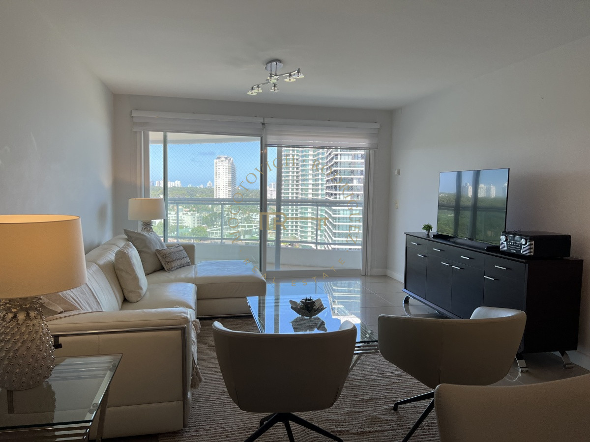 Apartamento ID.29 - Aquarela. Alquiler anual 2 dormitorios en suite más dependencia de servicio. Playa Mansa