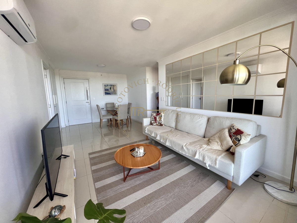 Apartamento ID.2424 - Apartamento de 2 dormitorios con servicio de playa. Place Lafayette Playa mansa Punta del Este. Temporada 2026