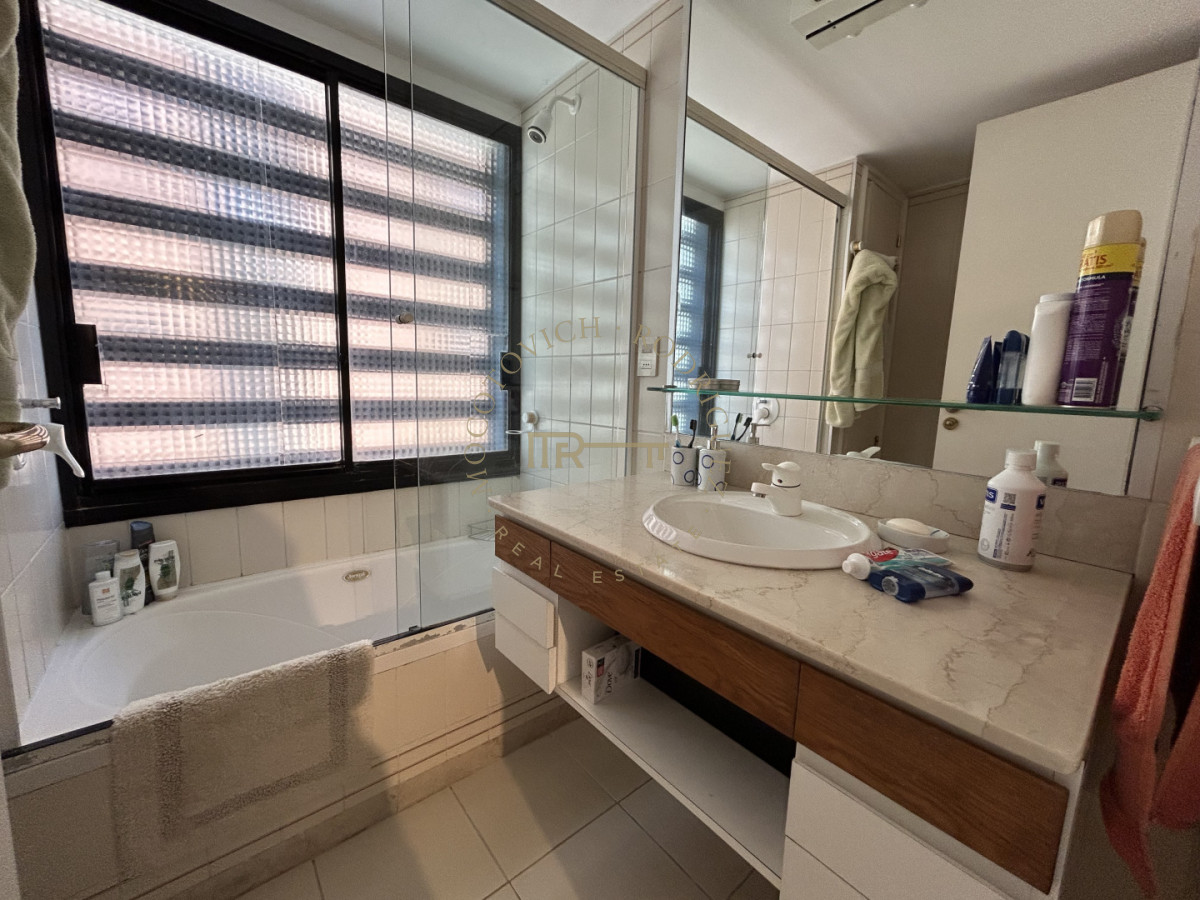 Apartamento ID.4234 - Apartamento en venta de 3 dormitorios mas dep. frente al puerto de Punta del Este.