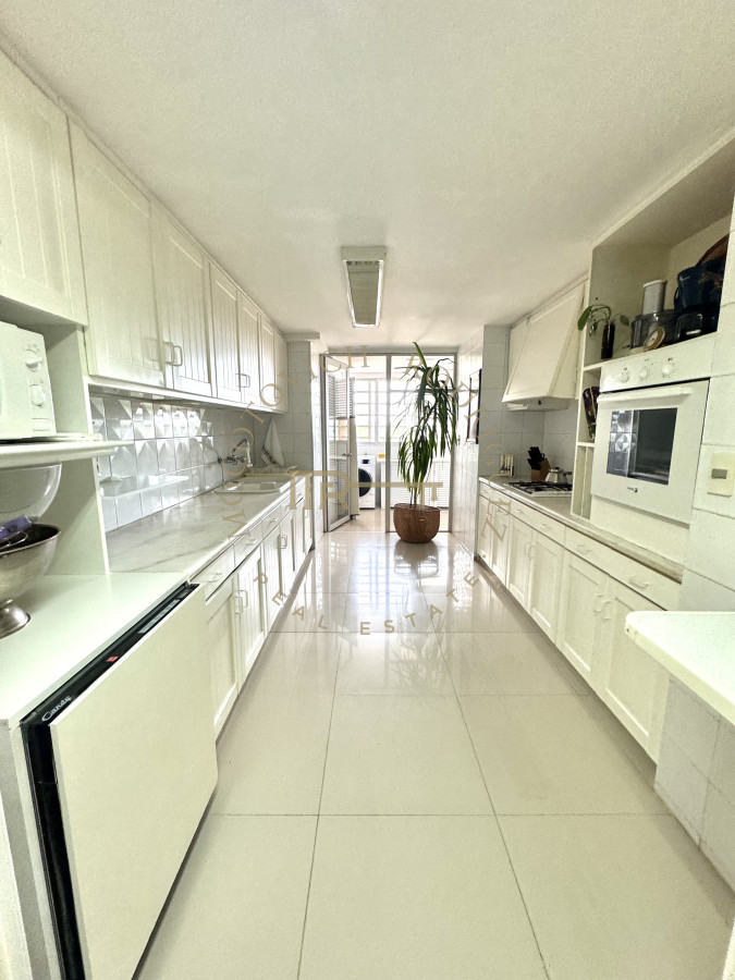 Apartamento ID.4059 - Alquiler tres dormitorios y dep de servicio. Frente al mar con vista.