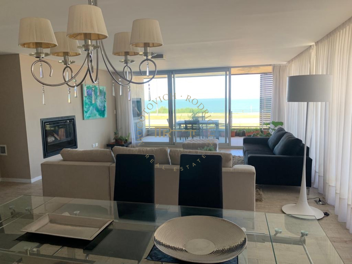Apartamento ID.3657 - Apartamento en venta de tres dormitorios frente al mar. Playa Mansa