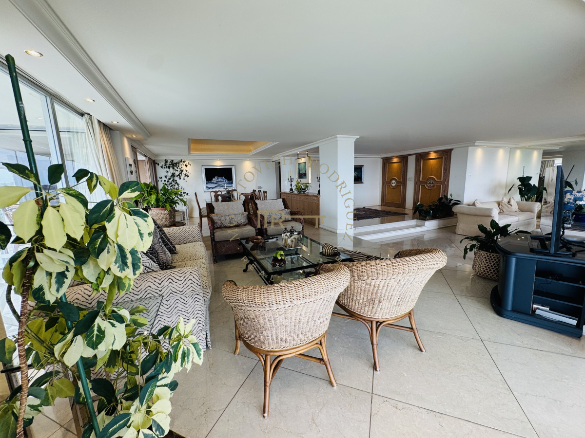 Apartamento ID.4059 - Alquiler tres dormitorios y dep de servicio. Frente al mar con vista.