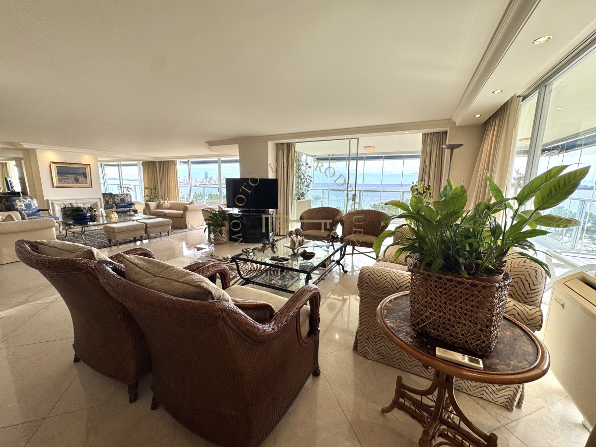 Apartamento ID.4059 - Alquiler tres dormitorios y dep de servicio. Frente al mar con vista.