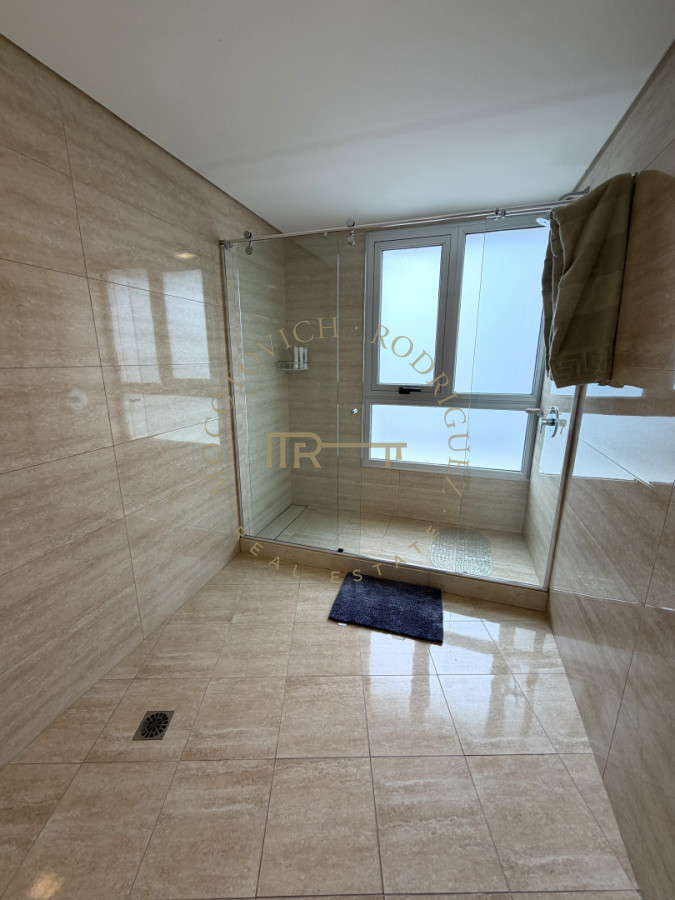 Apartamento ID.4243 - Apartamento de 4 dormitorios más dep. de servicio con vista al puerto de Punta del Este 