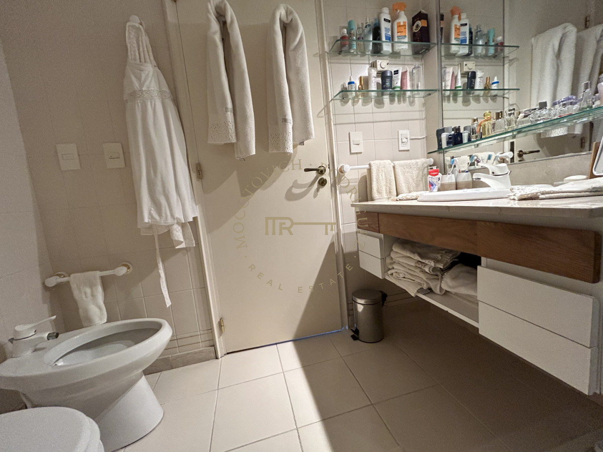 Apartamento ID.4234 - Apartamento en venta de 3 dormitorios mas dep. frente al puerto de Punta del Este.