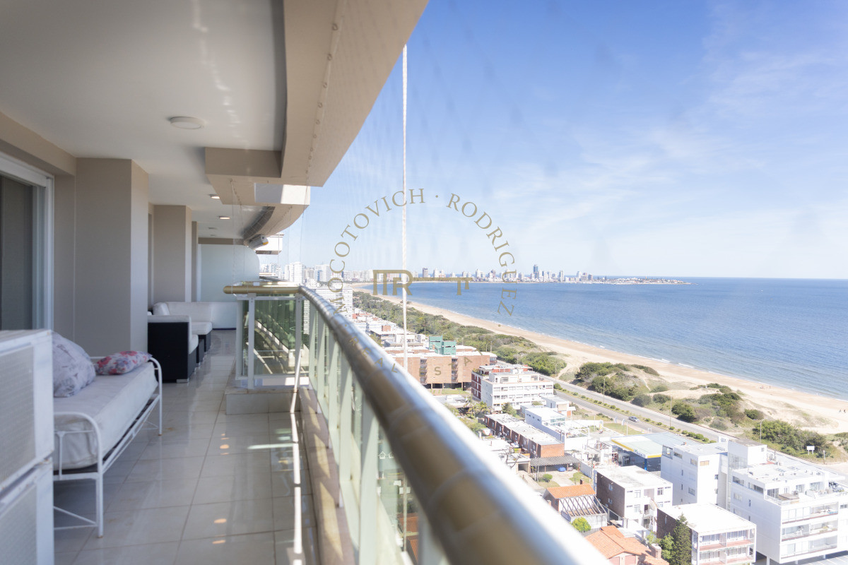 Apartamento ID.3937 - Le Jardin apartamento en venta de 4 suites más servicio. Piso alto vista . Punta del Este