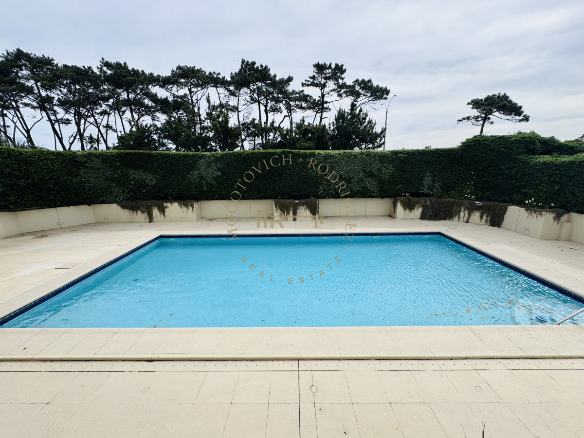 Apartamento ID.4059 - Alquiler tres dormitorios y dep de servicio. Frente al mar con vista.
