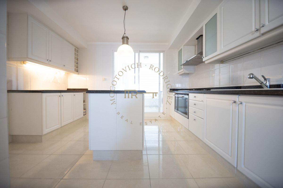 Apartamento ID.3937 - Le Jardin apartamento en venta de 4 suites más servicio. Piso alto vista . Punta del Este