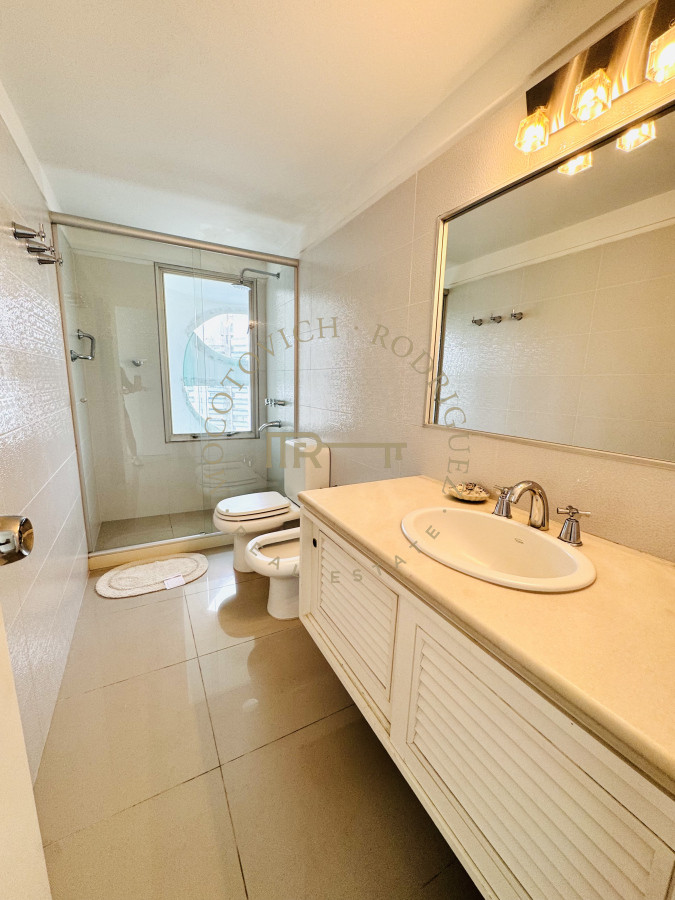 Apartamento ID.3229 - Apartamento de 4 dormitorios en alquiler con piscina, servicio de playa y mucama a diario. Punta del Este. 