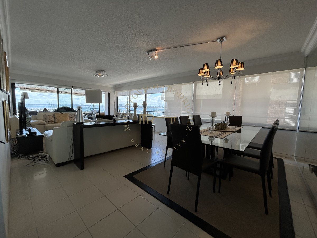 Apartamento ID.4234 - Apartamento en venta de 3 dormitorios mas dep. frente al puerto de Punta del Este.