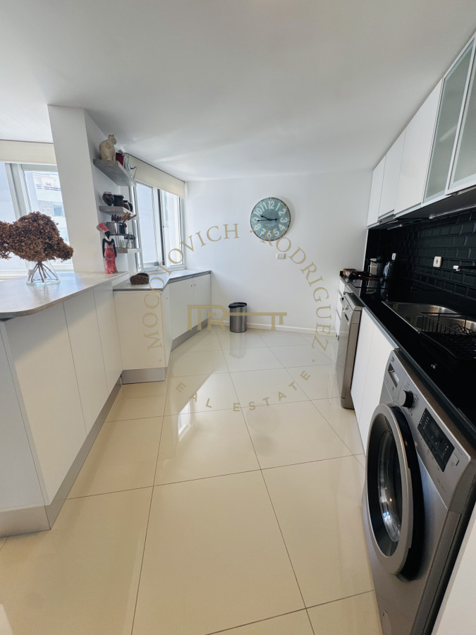 Apartamento ID.235 - Apartamento en venta  2 dormitorios con vista al mar y parrilla propia - Playa Mansa Punta del Este