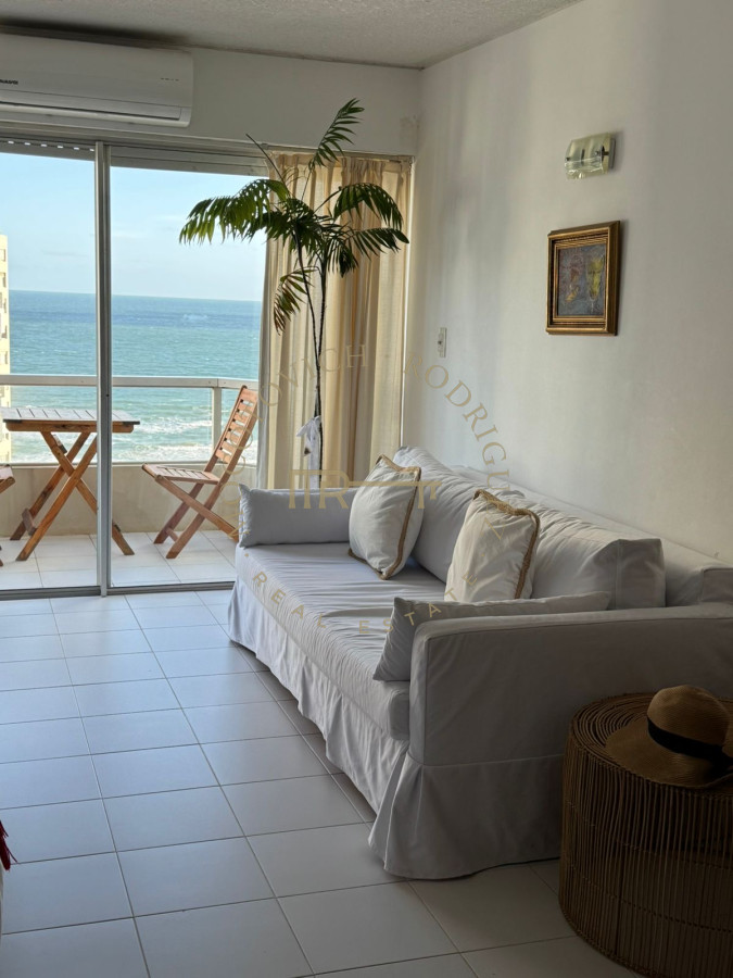 Apartamento ID.3745 - Alquiler de verano. 1 dormitorio, vista al mar, servicio de playa en brava. 