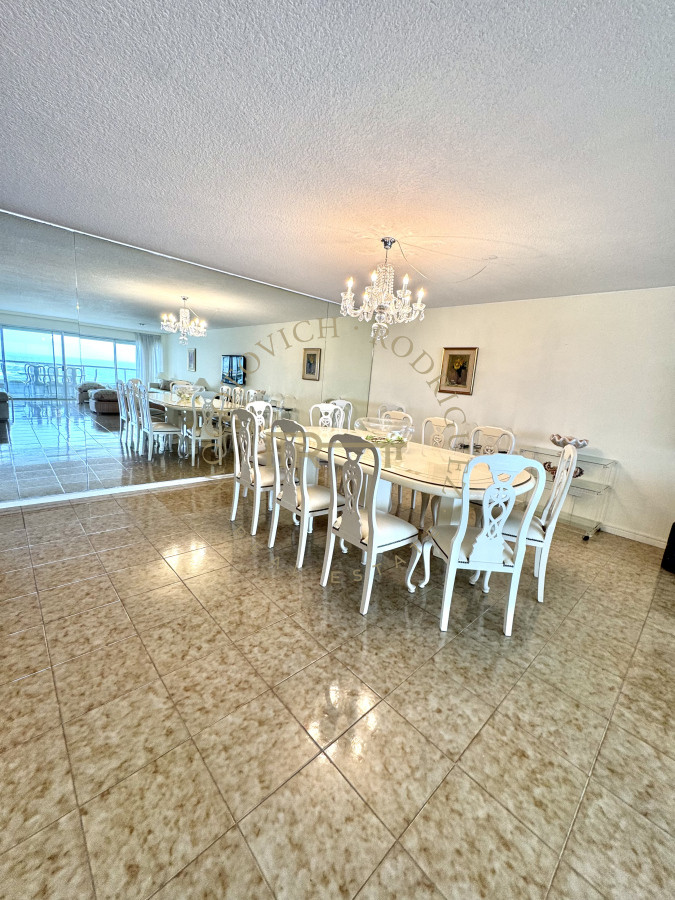 Apartamento ID.3229 - Apartamento de 4 dormitorios en alquiler con piscina, servicio de playa y mucama a diario. Punta del Este. 