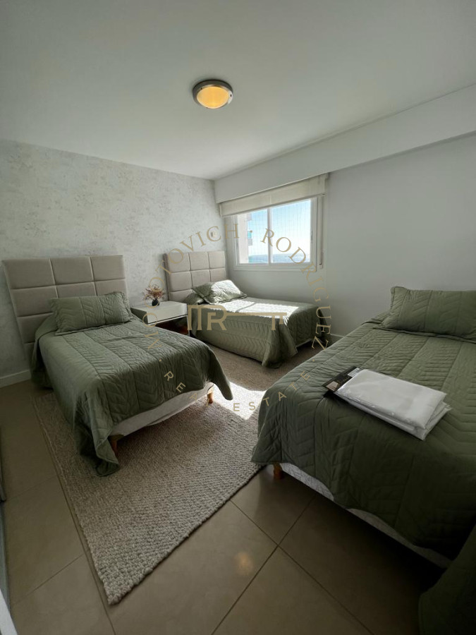Apartamento ID.34 - Aquarela Alquiler  de 2 dormitorios  y servicio. frente a Playa Mansa