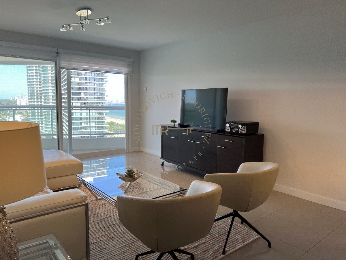 Apartamento ID.29 - Aquarela. Alquiler anual 2 dormitorios en suite más dependencia de servicio. Playa Mansa