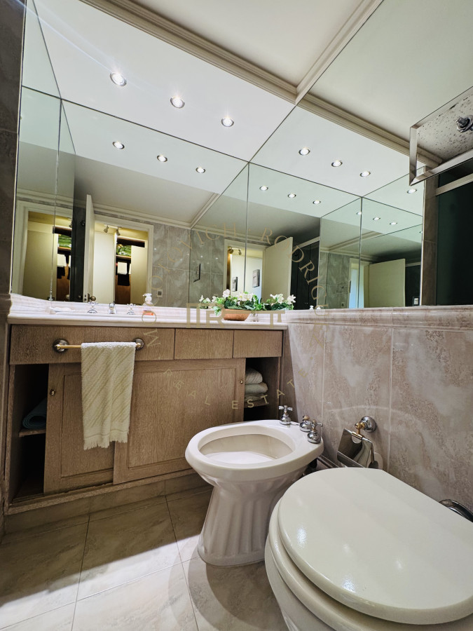 Apartamento ID.4059 - Alquiler tres dormitorios y dep de servicio. Frente al mar con vista.