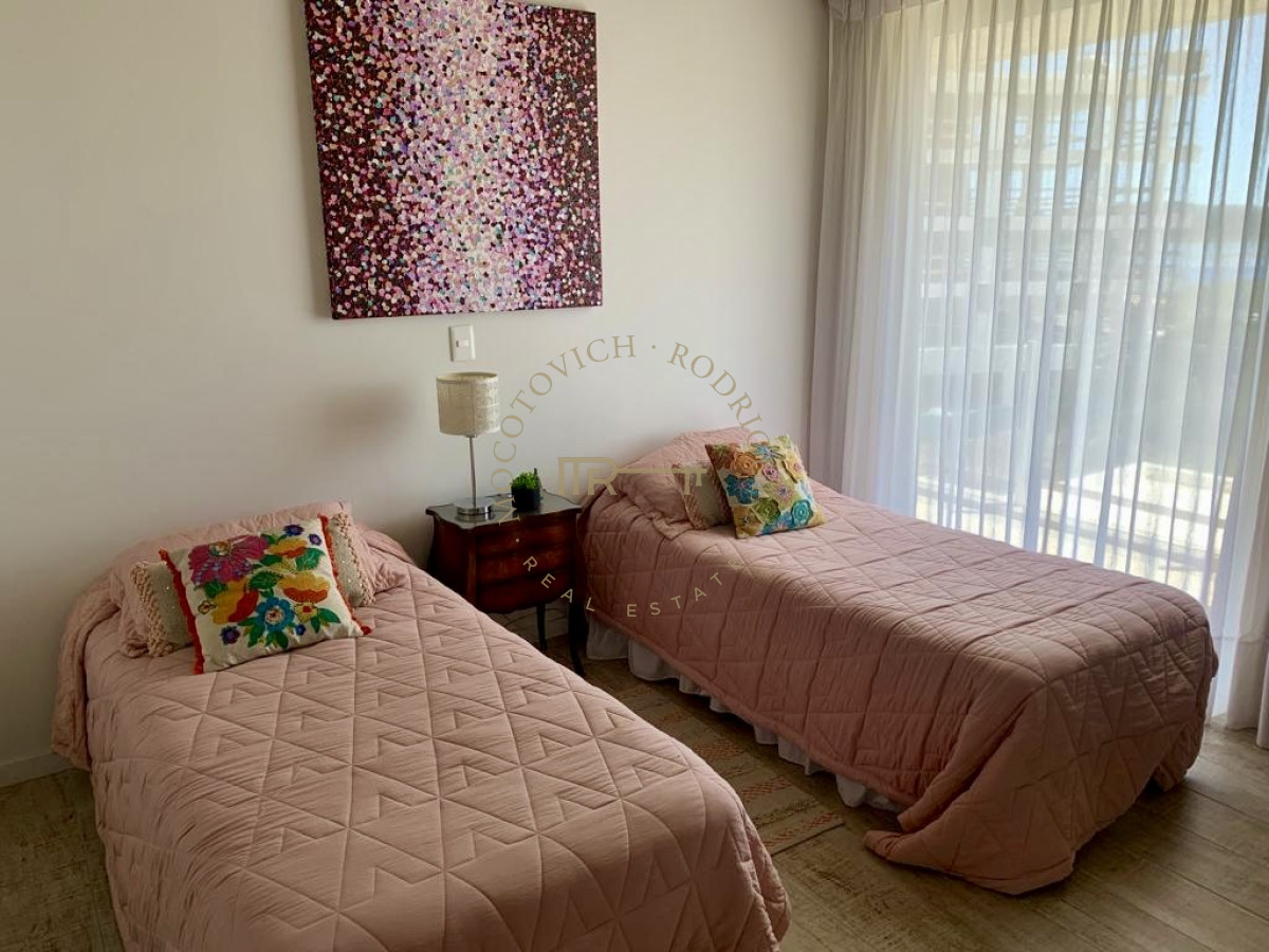 Apartamento ID.3657 - Apartamento en venta de tres dormitorios frente al mar. Playa Mansa