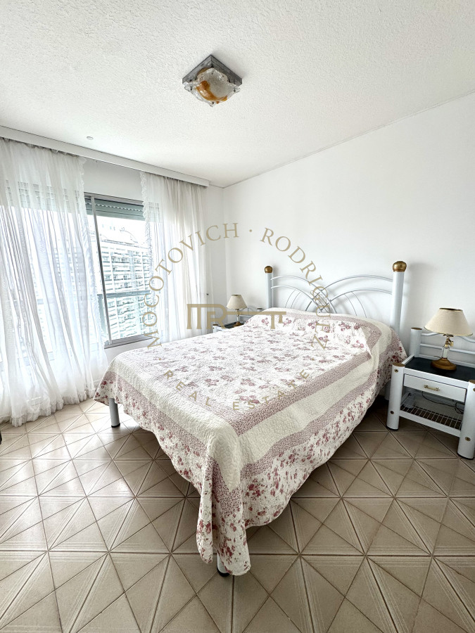 Apartamento ID.3229 - Apartamento de 4 dormitorios en alquiler con piscina, servicio de playa y mucama a diario. Punta del Este. 
