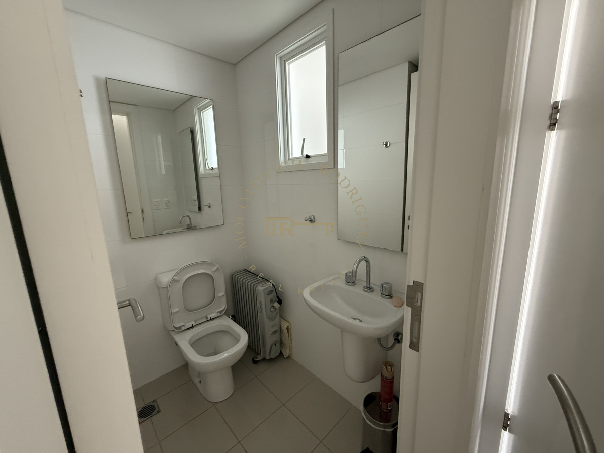 Apartamento ID.4118 - Alquiler enero 2026. Torre Aquarela dos dormitorios dos baños y dependencia de servicio.
