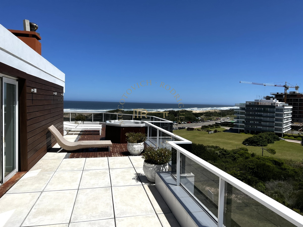 Apartamento ID.2379 - Espectacular apartamento en venta 6 dormitorios, barbacoa y loft en la brava. Vista al mar.-