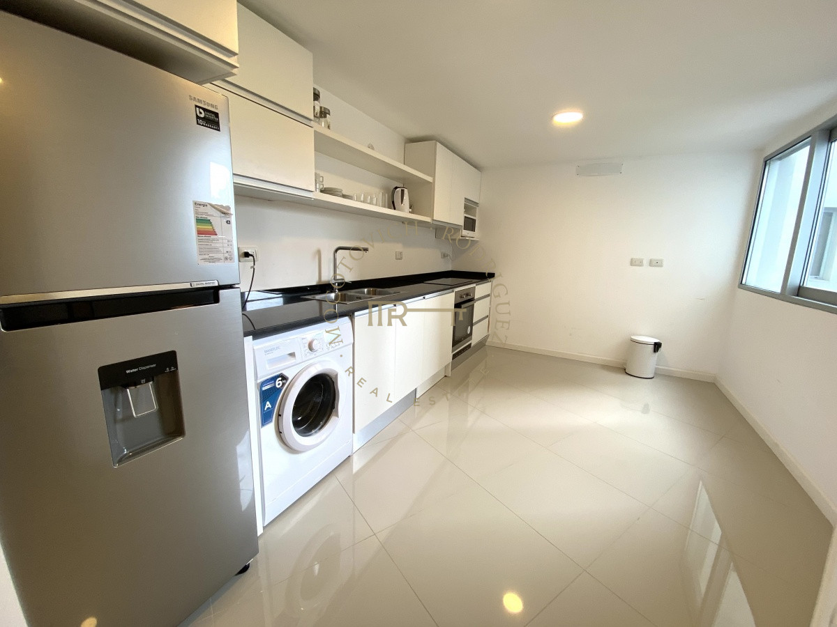Apartamento ID.874 - Playa Mansa apartamento en venta 3 dormitorios y servicio.