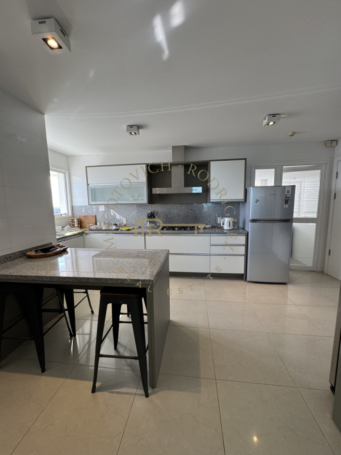 Apartamento ID.7 - Aquarela duplex  4 dormitorios en venta. Playa Mansa. Punta del Este