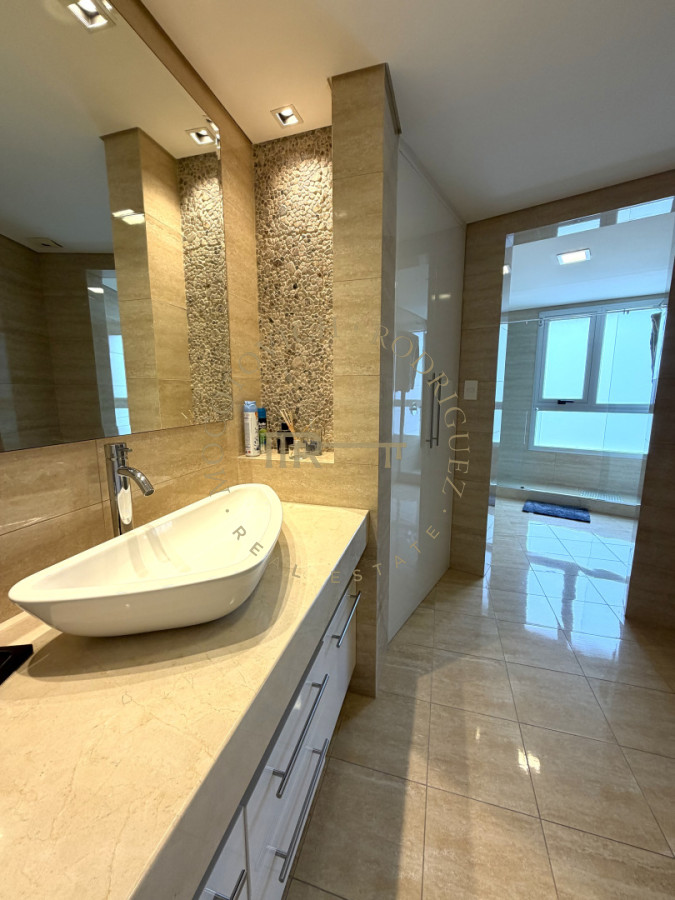 Apartamento ID.4243 - Apartamento de 4 dormitorios más dep. de servicio con vista al puerto de Punta del Este 