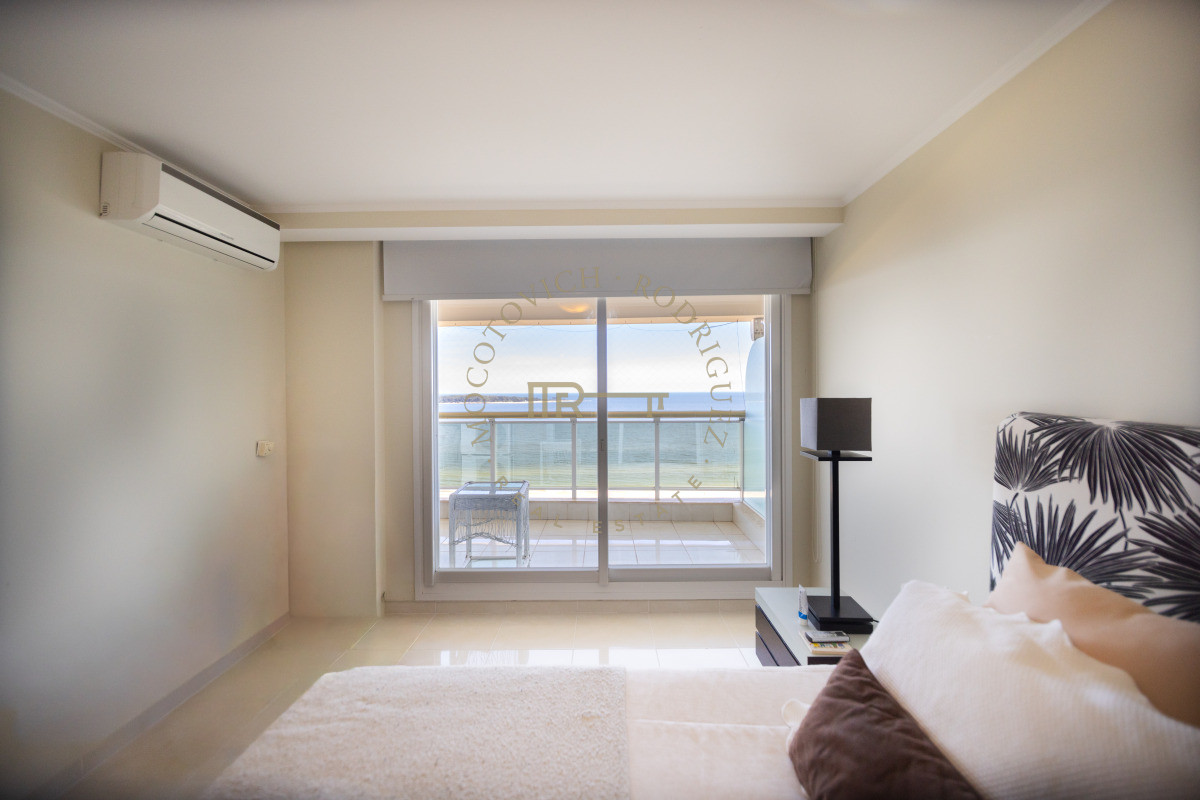 Apartamento ID.3937 - Le Jardin apartamento en venta de 4 suites más servicio. Piso alto vista . Punta del Este