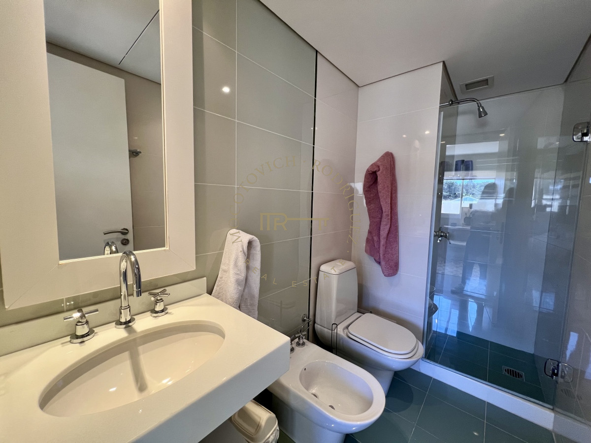 Apartamento ID.2403 - Aquarela 3 dormitorios y dep. de servicio en alquiler temporal 2026 Punta del Este.-