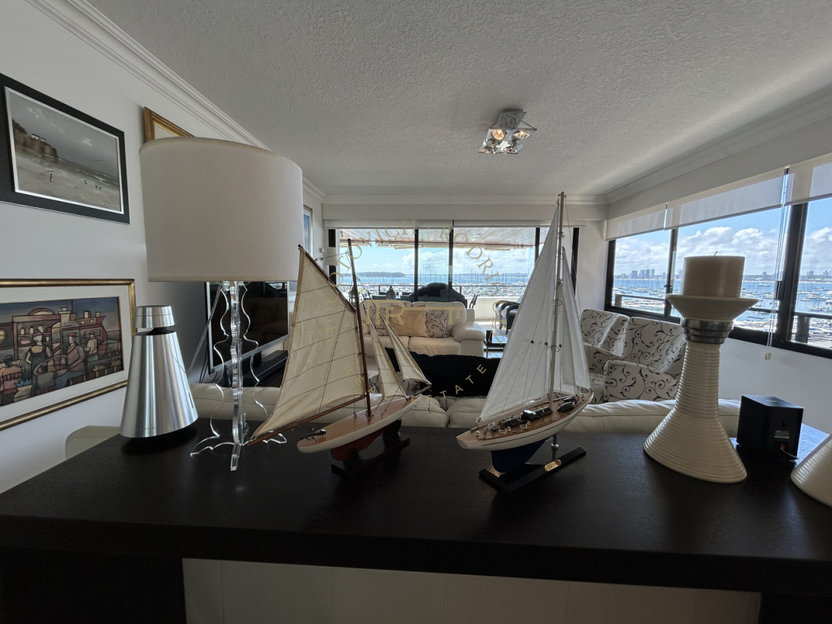 Apartamento ID.4234 - Apartamento en venta de 3 dormitorios mas dep. frente al puerto de Punta del Este.