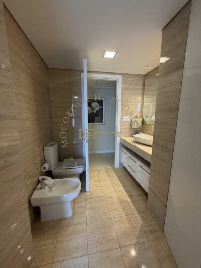 Apartamento ID.4243 - Apartamento de 4 dormitorios más dep. de servicio con vista al puerto de Punta del Este 