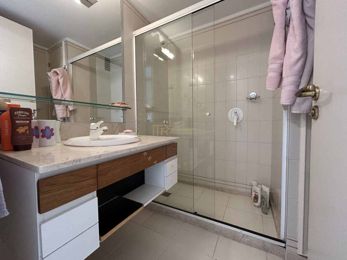 Apartamento ID.4234 - Apartamento en venta de 3 dormitorios mas dep. frente al puerto de Punta del Este.